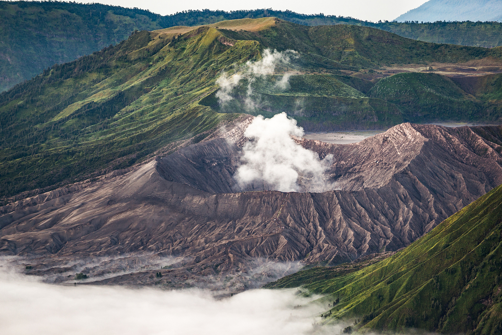 长白山火山是中国东北长白山脉中的一座休眠活火山,因其自然景观,生态