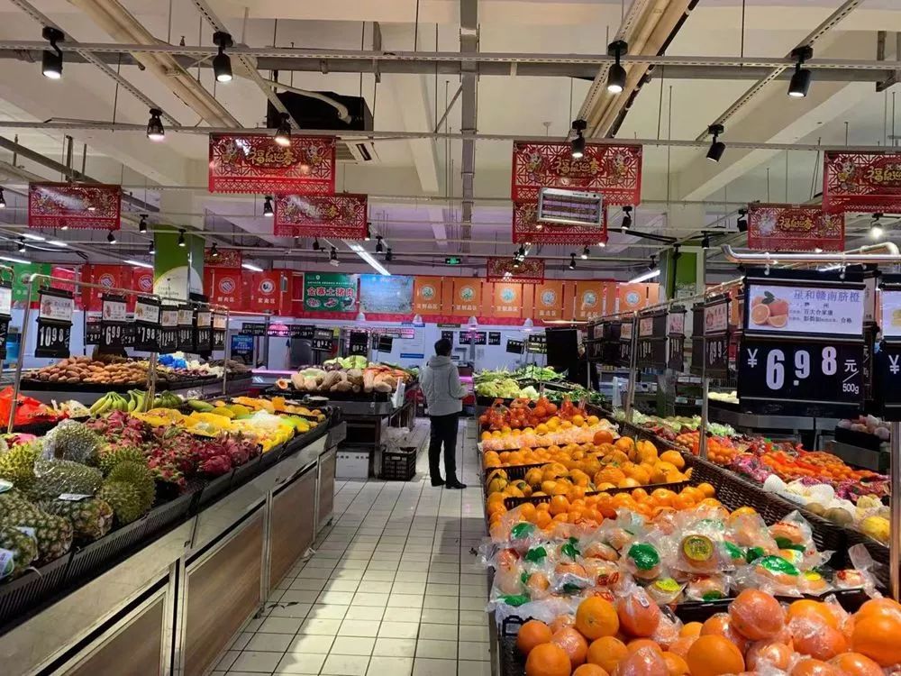 合肥实行封闭式管理,探访超市内景象:顾客需先测体温,人变多了