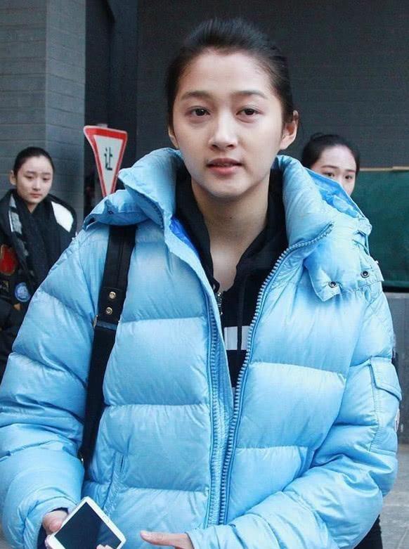 有一种"证件照"叫关晓彤,大学住宿证丢失,被好心人曝光在网络