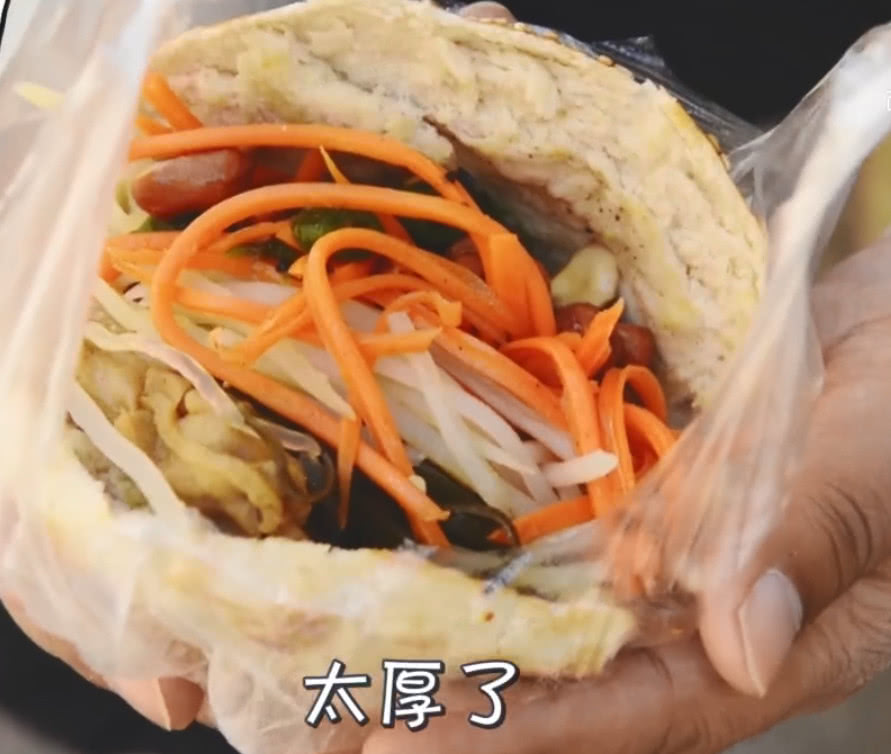 西安超有名的烧饼夹菜,三兄弟做了25年,夹菜后一个有5公分厚