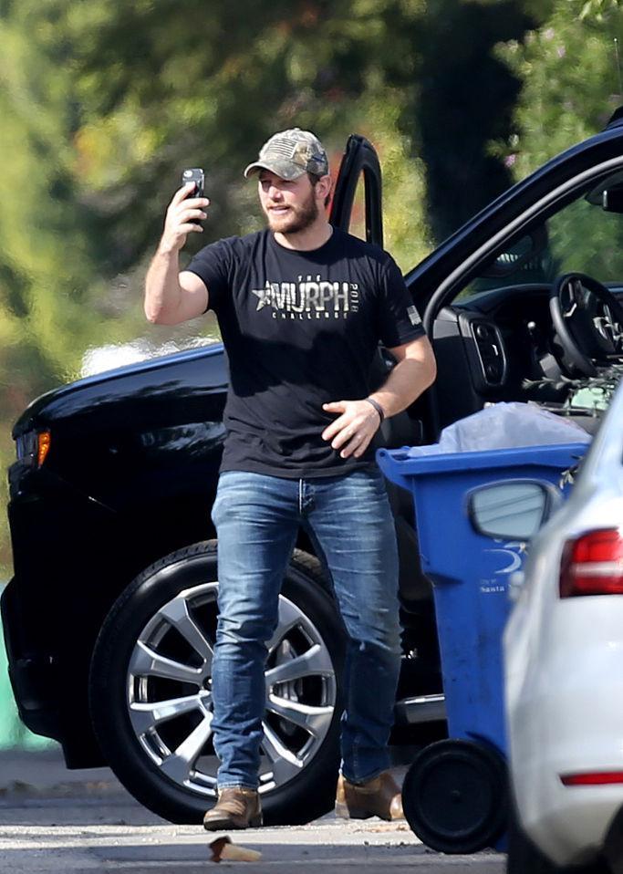 "星爵"克里斯豪车前自拍,花式摆pose心情相当好