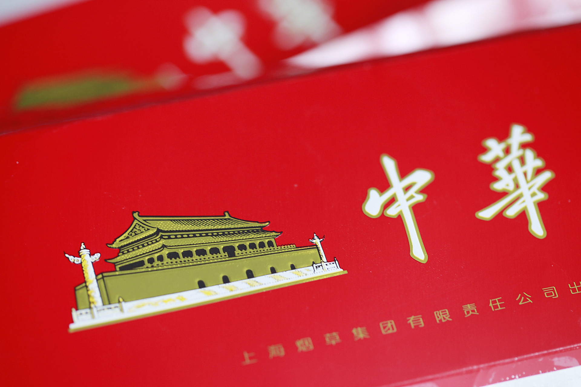 他感到很困惑,我解释说:"毕业的时候,我向你借了