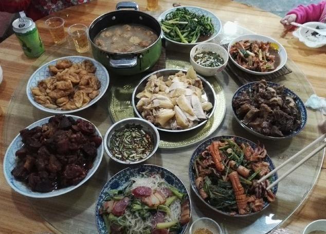 带老公回娘家吃饭,饭桌上他老是掉筷子,低头帮他捡时我愣住了!