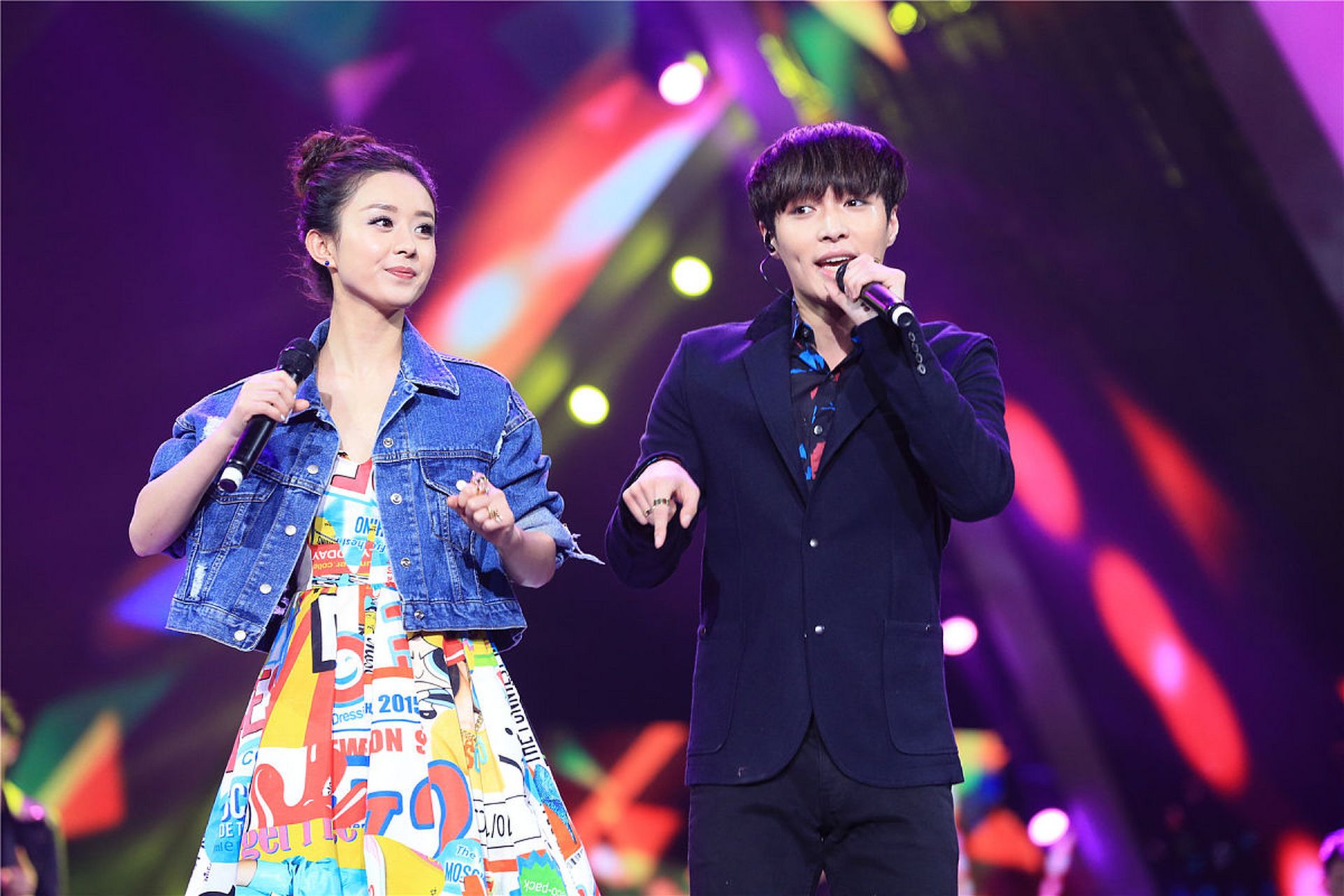 一直以为张艺兴很高!直到……,看到他和赵丽颖同台[左捂脸]!