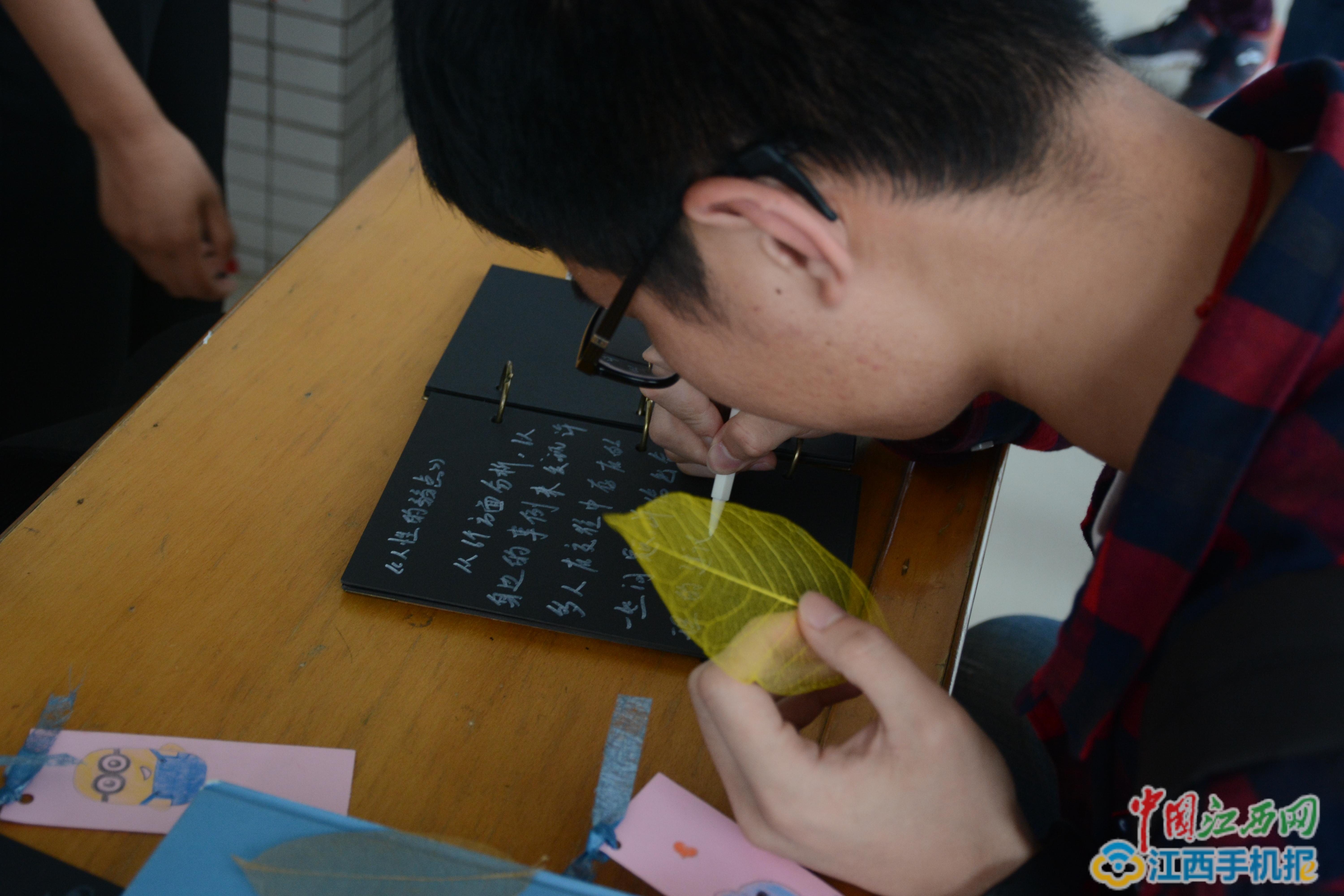 世界读书日:江西大学生自制叶脉书签留住"青"春(图)