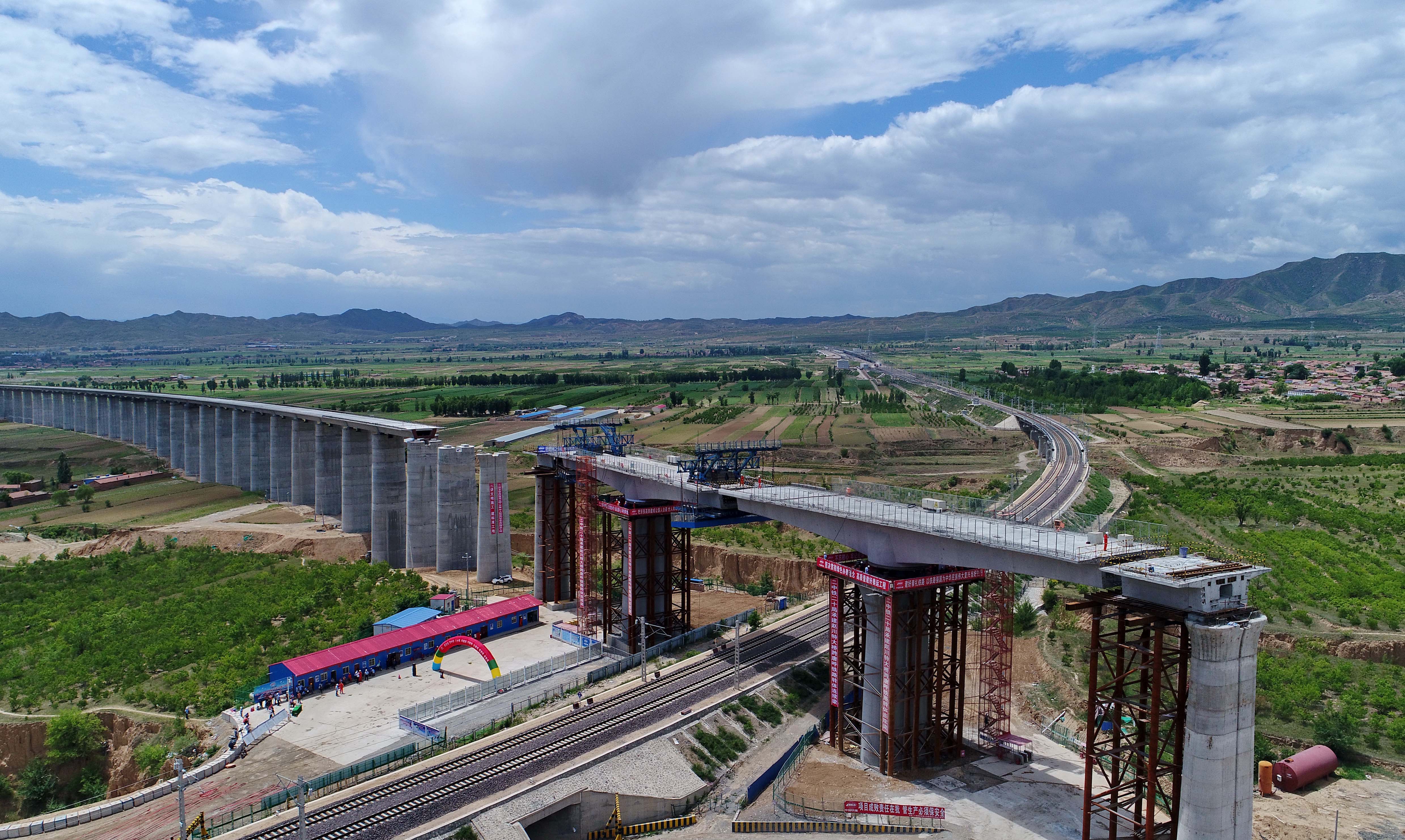 京张高铁崇礼支线跨唐呼铁路桥连续梁双转体成功(2)