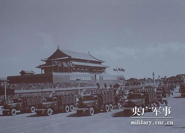 阅兵·档案|1958年国庆阅兵:首次出现女民兵队伍