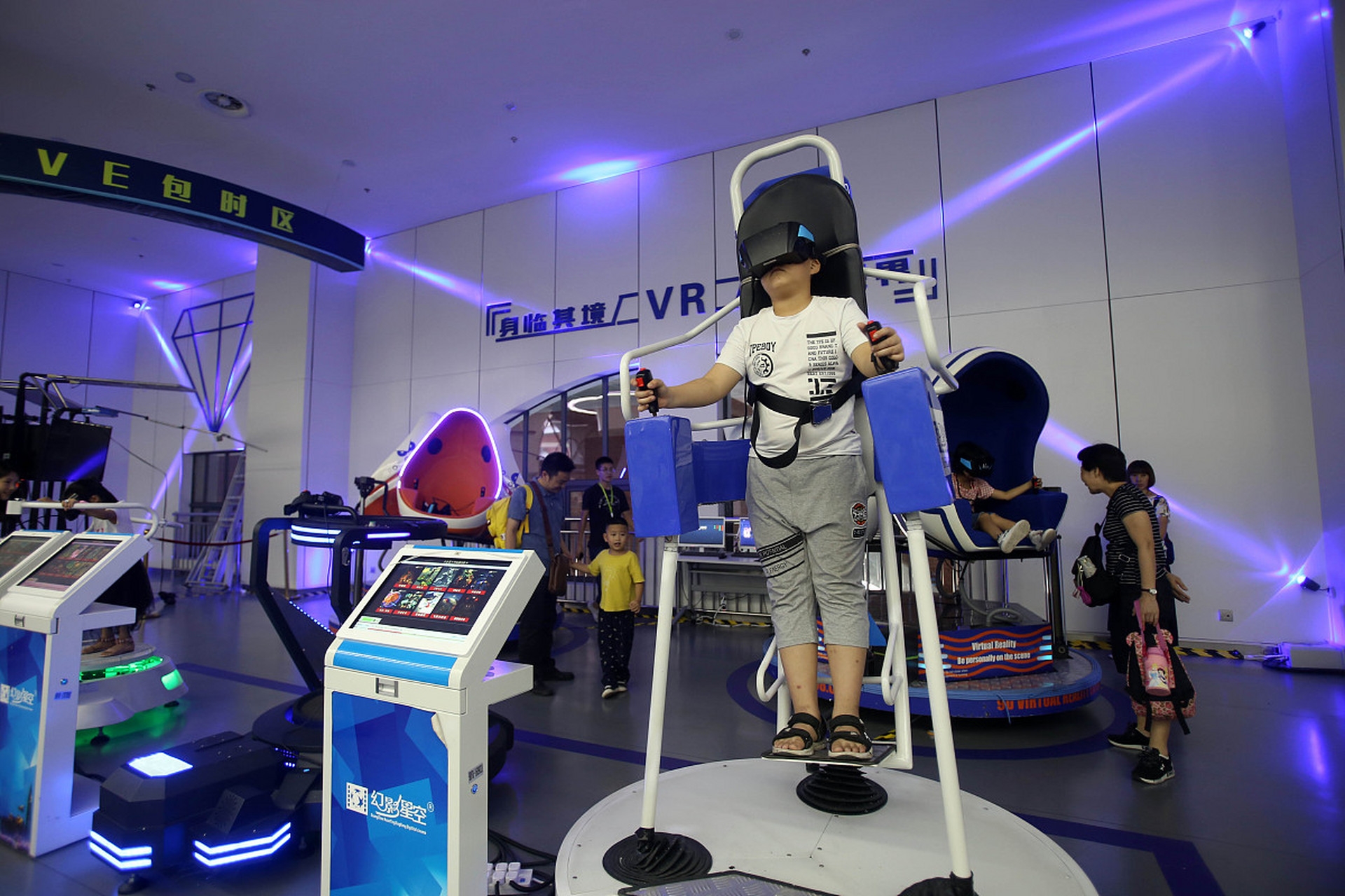 位于厦门集美区杏林湾路339号的诚毅科技探索中心,以其现代嘉庚风格