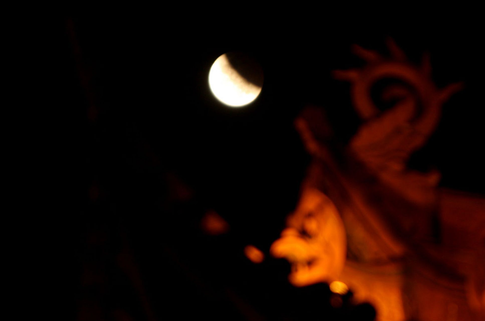 如今的三更半夜大家都理解,就是形容也很深了,或者已经很晚的意思