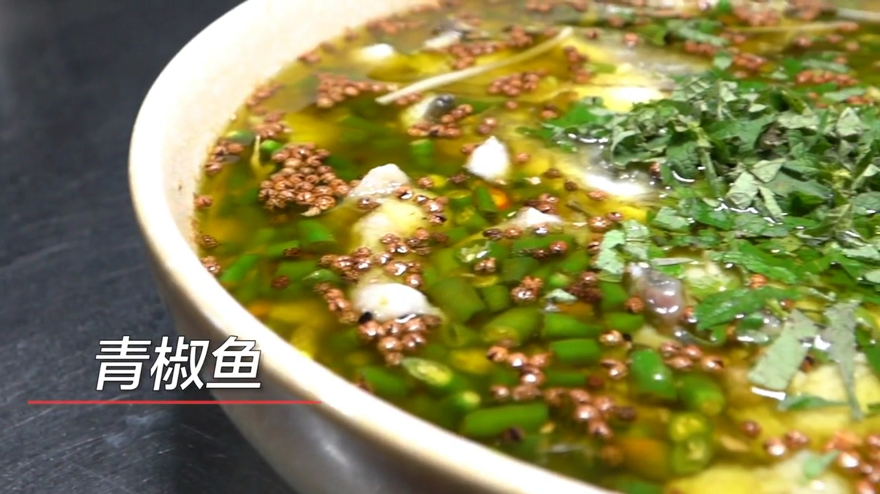 酒店厨师长今天教你做一道自贡的《青椒鱼》,学会了就用它试菜