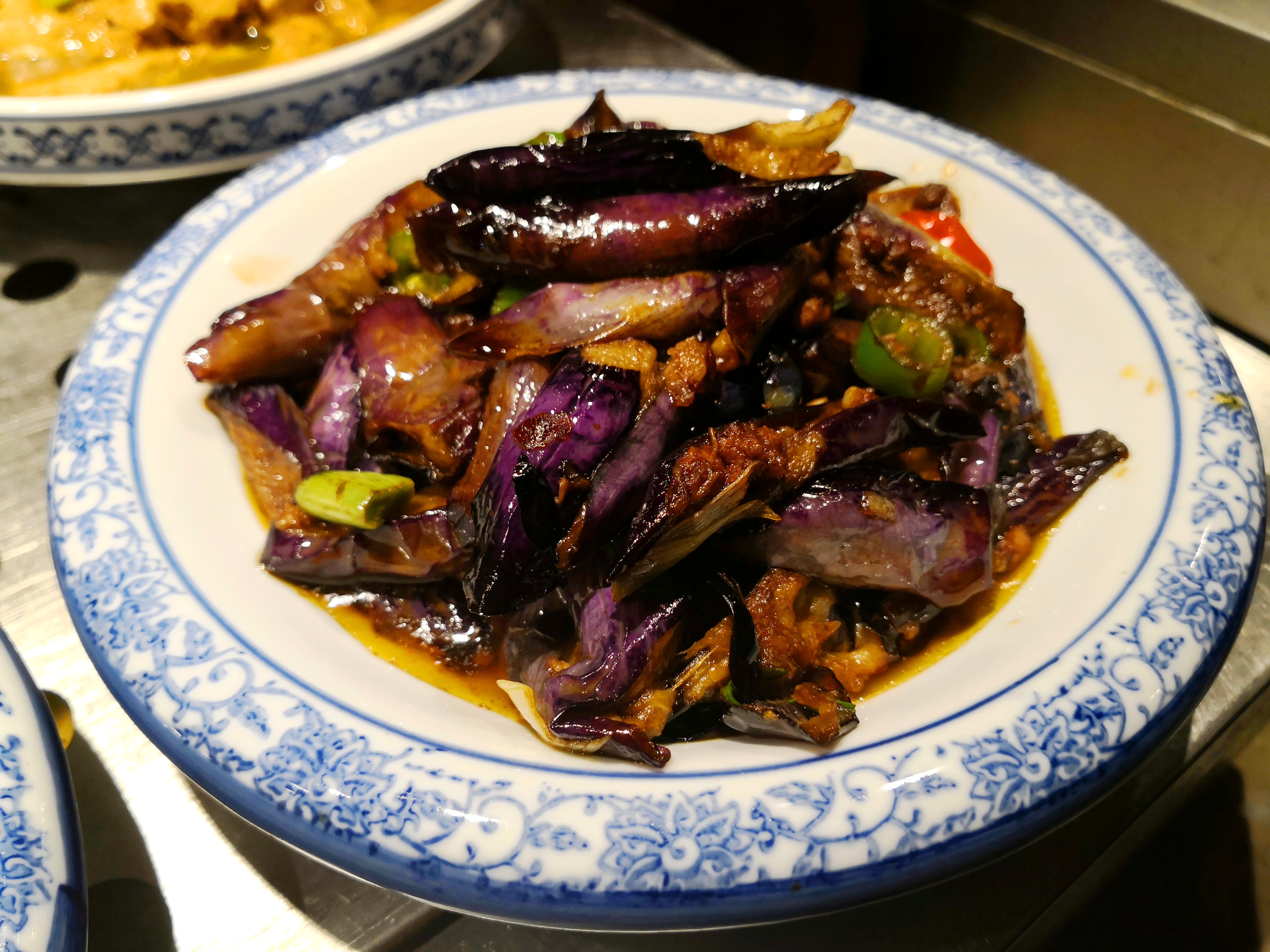 鱼香茄子,虽然家常但是非常下饭,主料茄子配上小块瘦肉,以豆瓣酱调味
