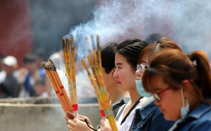 农村"穷人爱算命,富人爱烧香"有道理吗?烧香算命真的有用吗?