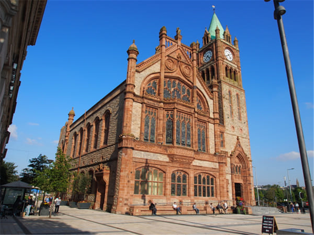 伦敦德里市政厅,曾经在北爱尔兰的冲突中遭到炸弹袭击,后来经过恢复.