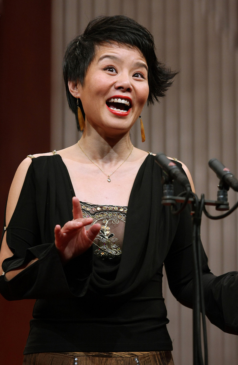 龚琳娜  8月1日是龚琳娜的生日.