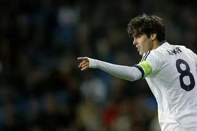 他是绿茵场上永远的风之子,球技突出而且非常的阳光