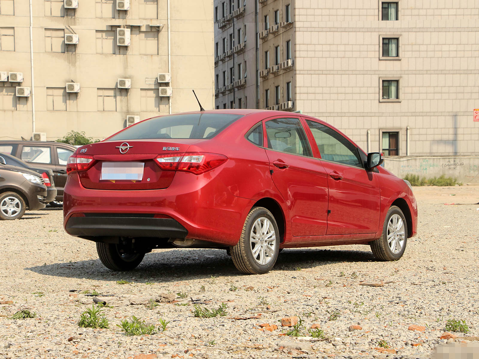 从图片上看,这款车的尾部设计同样亮点满满,尾灯与车尾的结合,使得车