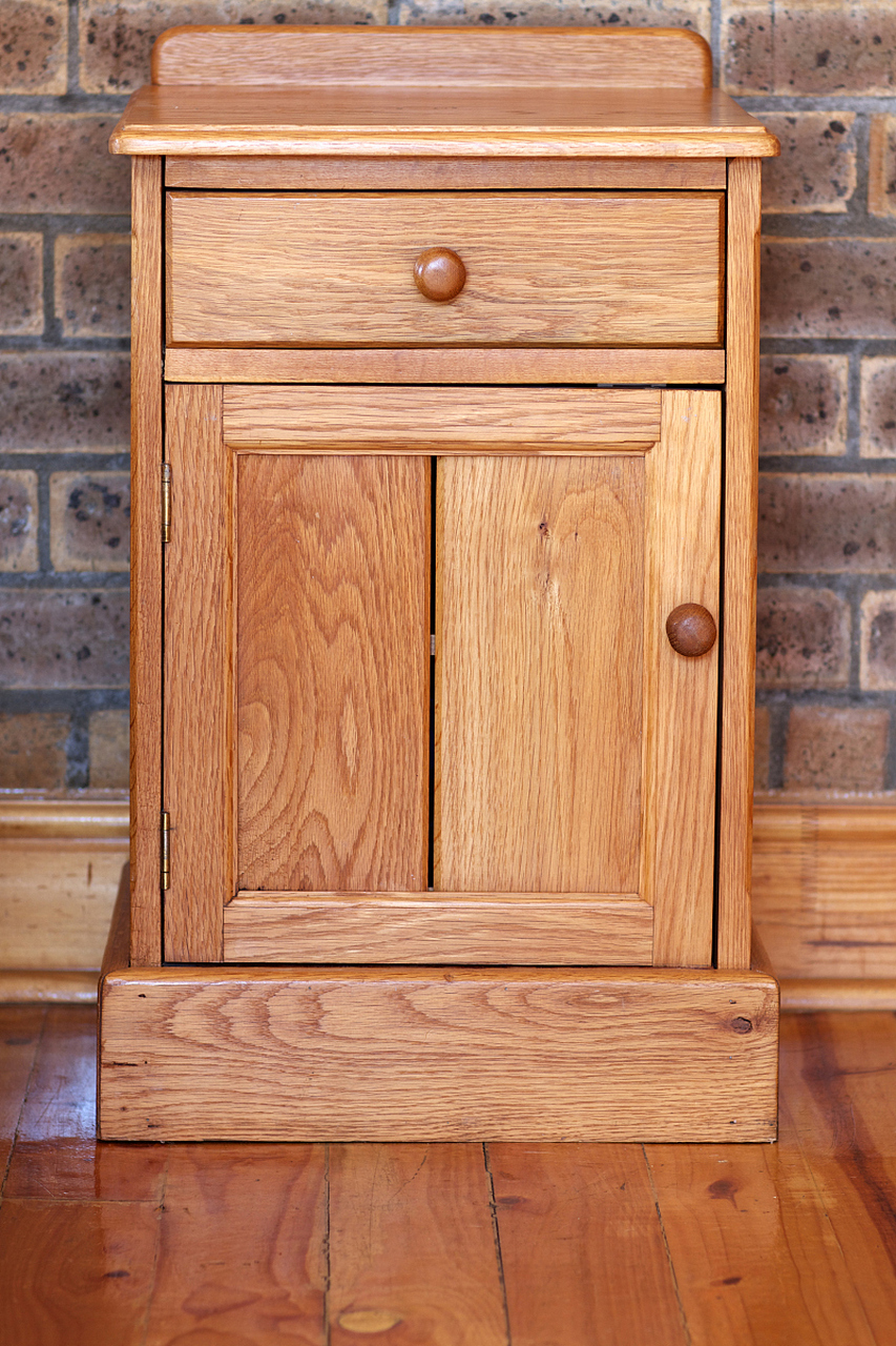 02 02 2,水曲柳加工性能很好,能用钉,螺丝及胶水很好的固定,可