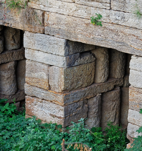 村中这座古石桥桥墩竟然用了360个石碌碡令人称奇!