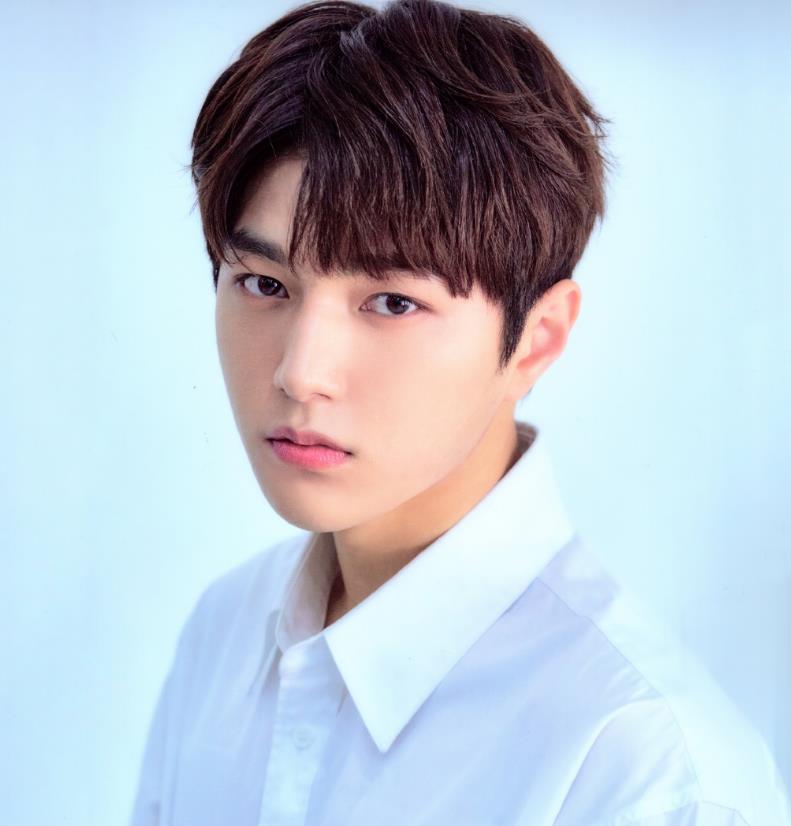 金明洙新综艺将播,俊男靓女超养眼,网友:被爱豆耽误的摄影师