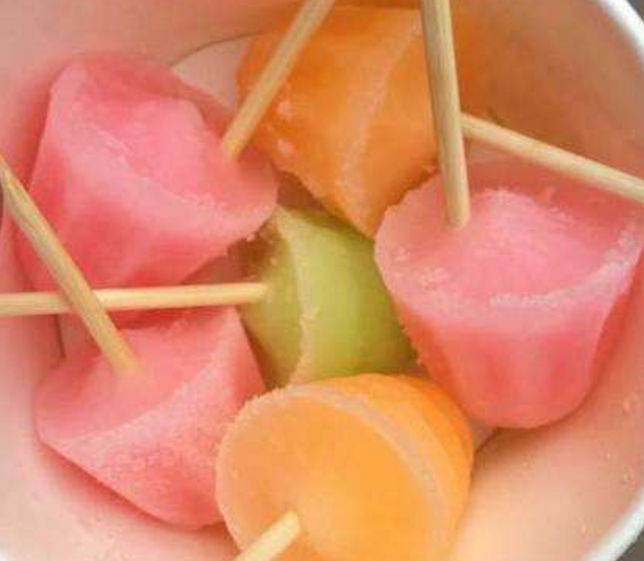 七个小矮人:里面有五颜六色的小冰棍,小时候买这个愿意分给你吃的