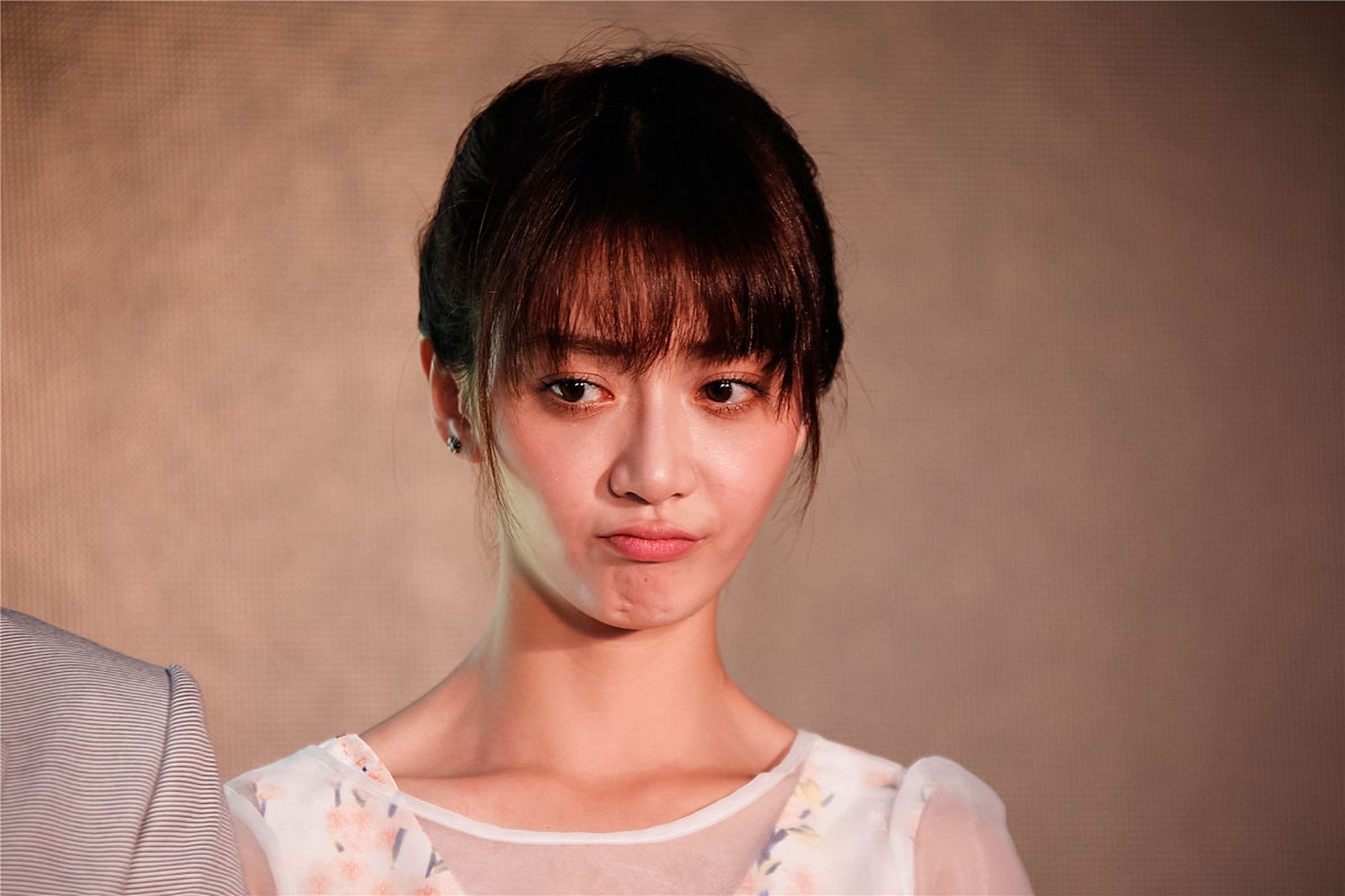 张佳宁演技很不错,在同龄花当中数她演技出彩儿,只是张佳宁没打算在