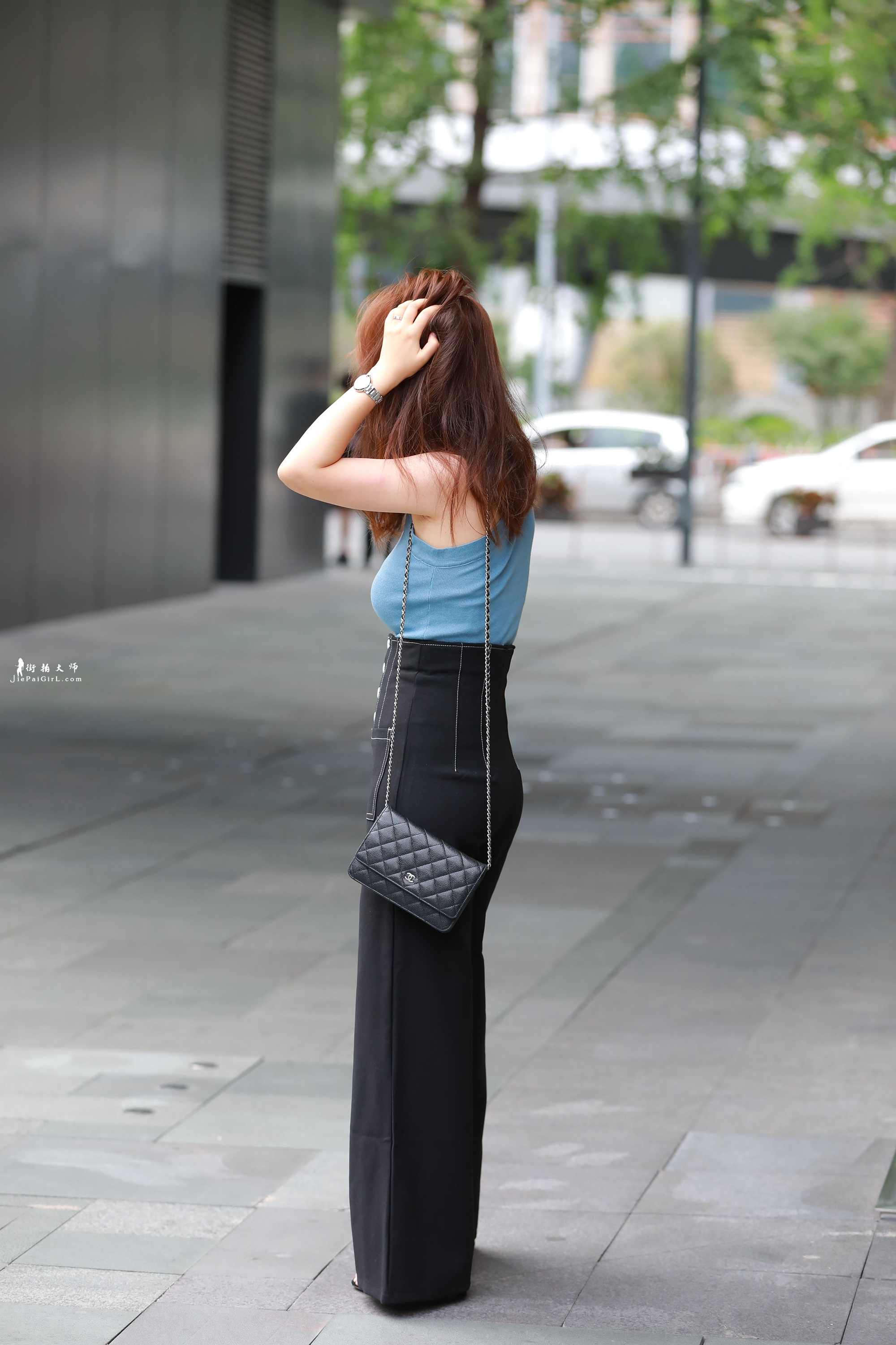 街拍:小美女真瘦,穿上阔脱裤超显腰身!