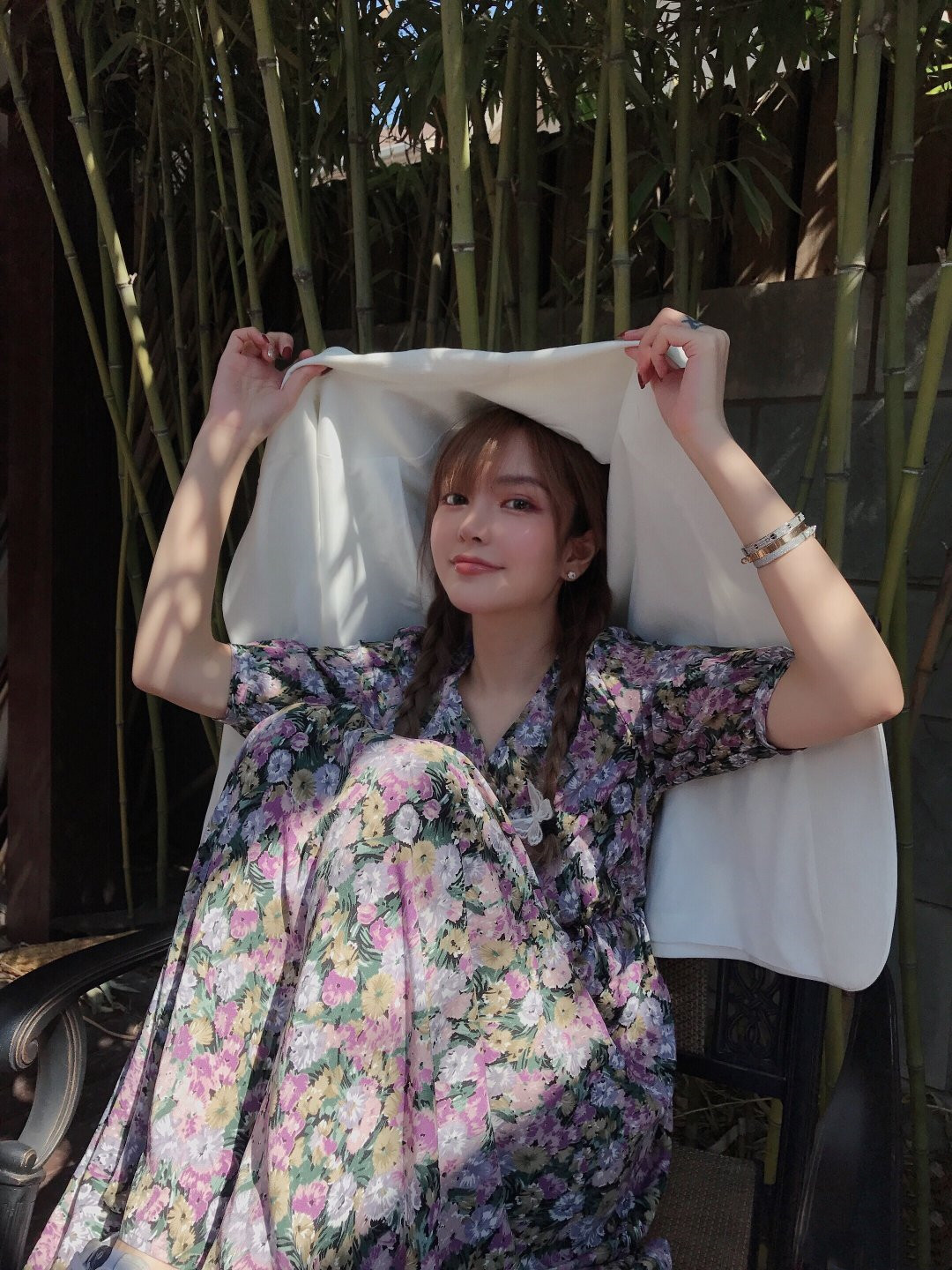 周扬青真是够潮!穿欧式碎花裙配发带,清新靓丽好上镜
