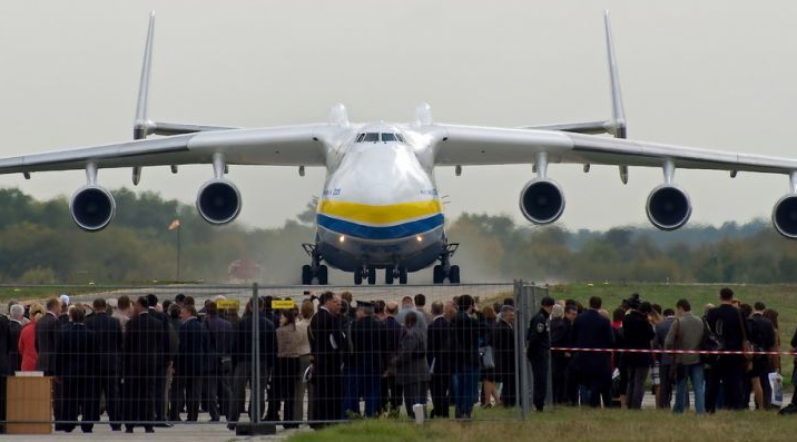 当今世界最大的飞机:高6层楼可载2000人,还能带架飞机一起飞