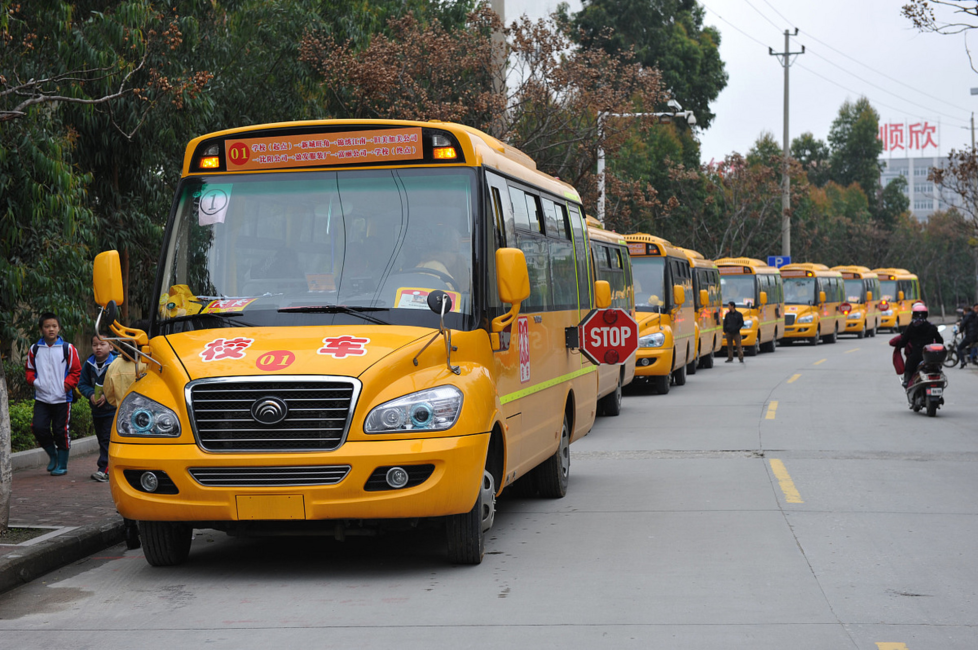 近年来,校车超载的问题屡见不鲜,相关部门也一直在强调加强监管.