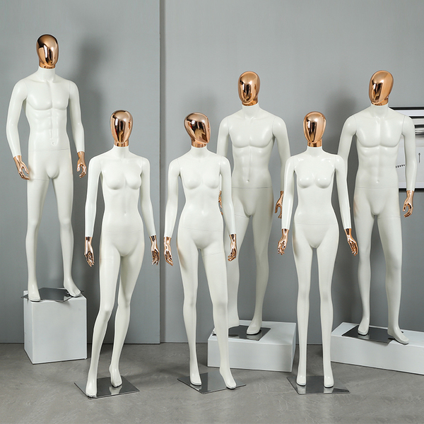 老外扮成服装店假人,在路边吓人,这也太坏了