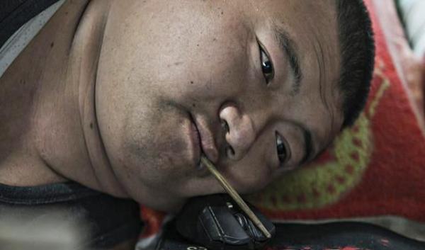 男子无腿无手嘴叼筷子直播打游戏养家 网友赞"嘴强王者"