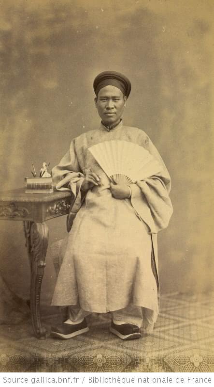 百年前越南读书人旧照,身穿明朝儒袍文质彬彬