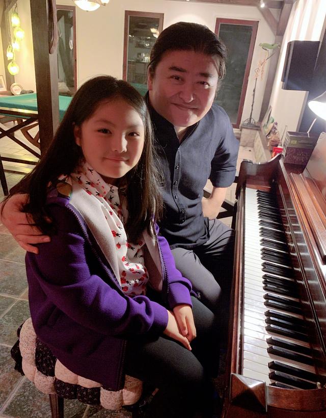 周立波晒女儿名校毕业照,身高赶超爸爸颜值却被嘲:上帝是公平的