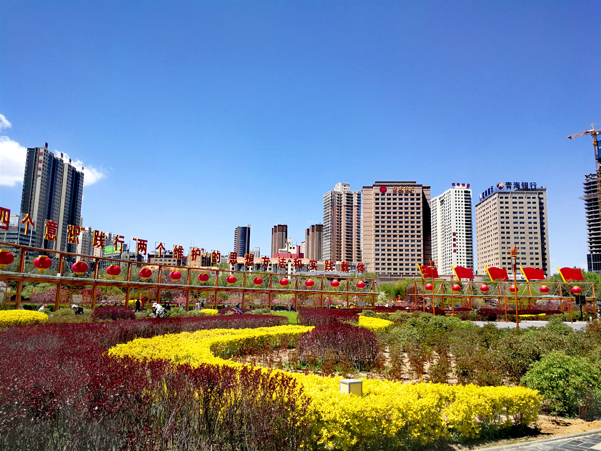 这是西宁市最美的广场,大白帽子低下谁都爱去乘凉,你去过吗?