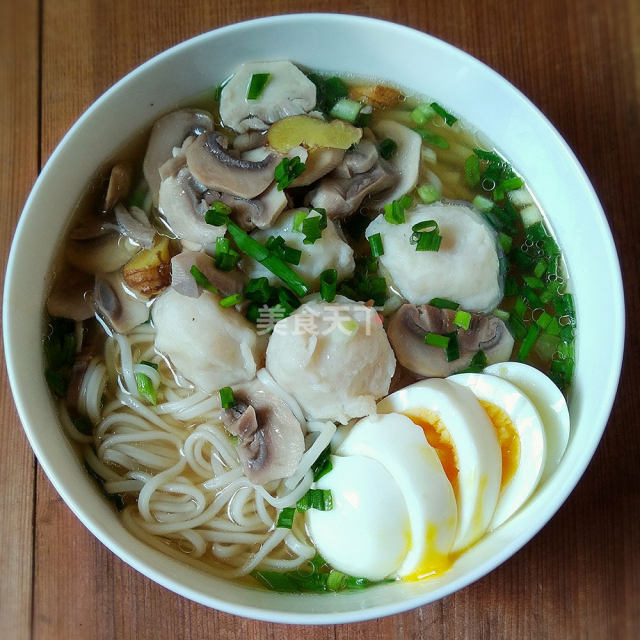 鱼丸蘑菇碗面,让人欲罢不能的味道,绝对简单又好吃