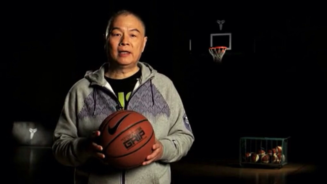 69岁张卫平:曾和水牛比力气,扳手腕赢遍cba,为练肌肉做1事