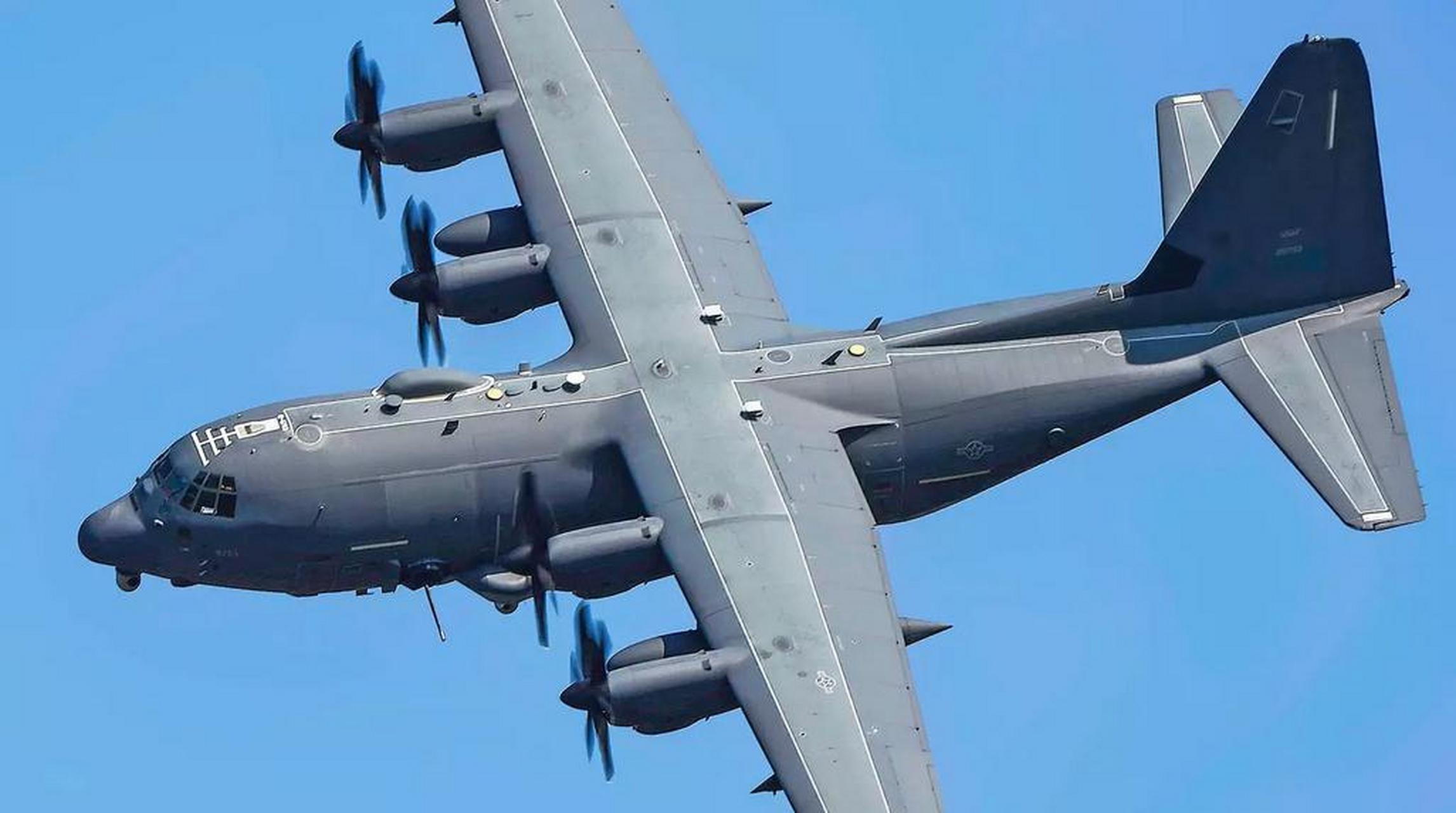 ac-130武装运输机,空中炮艇,敢单挑地面的坦克.