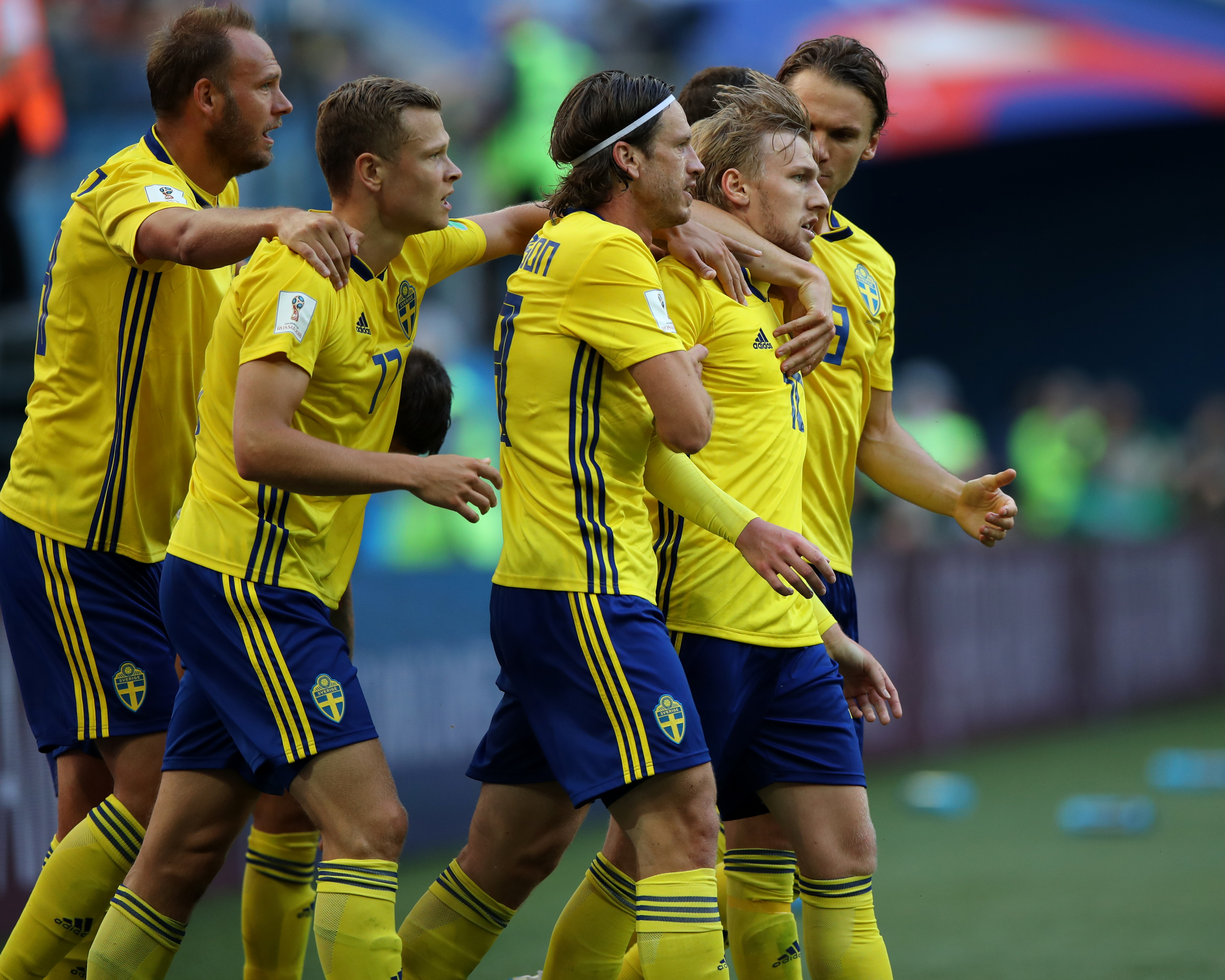 足球——八分之一决赛:瑞典队福斯贝里进球(17)