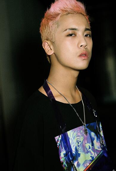 "说唱新秀"郭浩生活写真曝光 眼神犀利酷劲十足