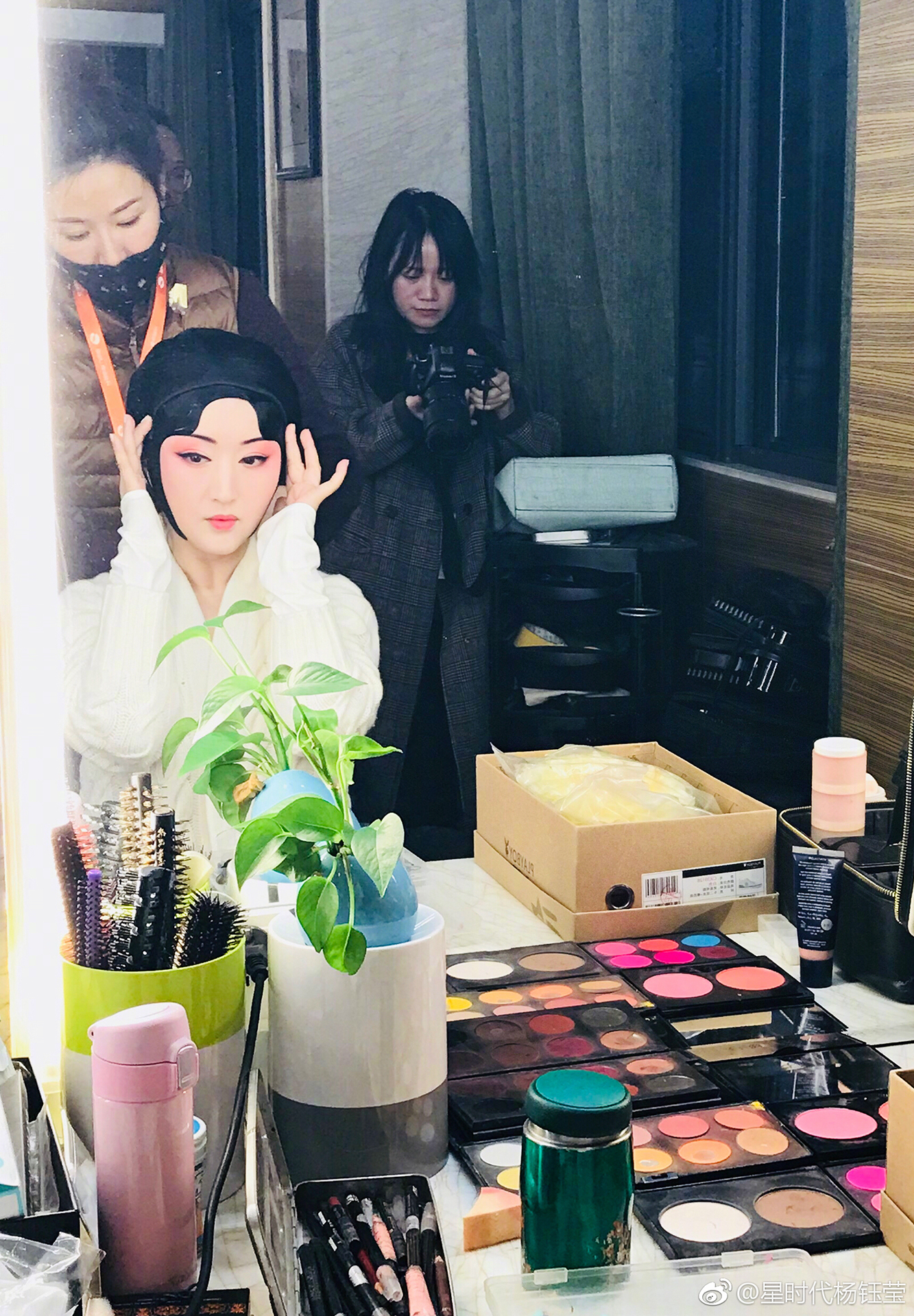 甜歌天后杨钰莹自曝春晚后台京剧扮相化妆过程,好似杨玉环再世