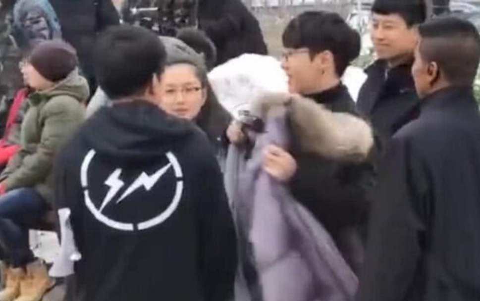 张艺兴为助理亲手披棉衣,行为霸道又暖心,男友力爆棚