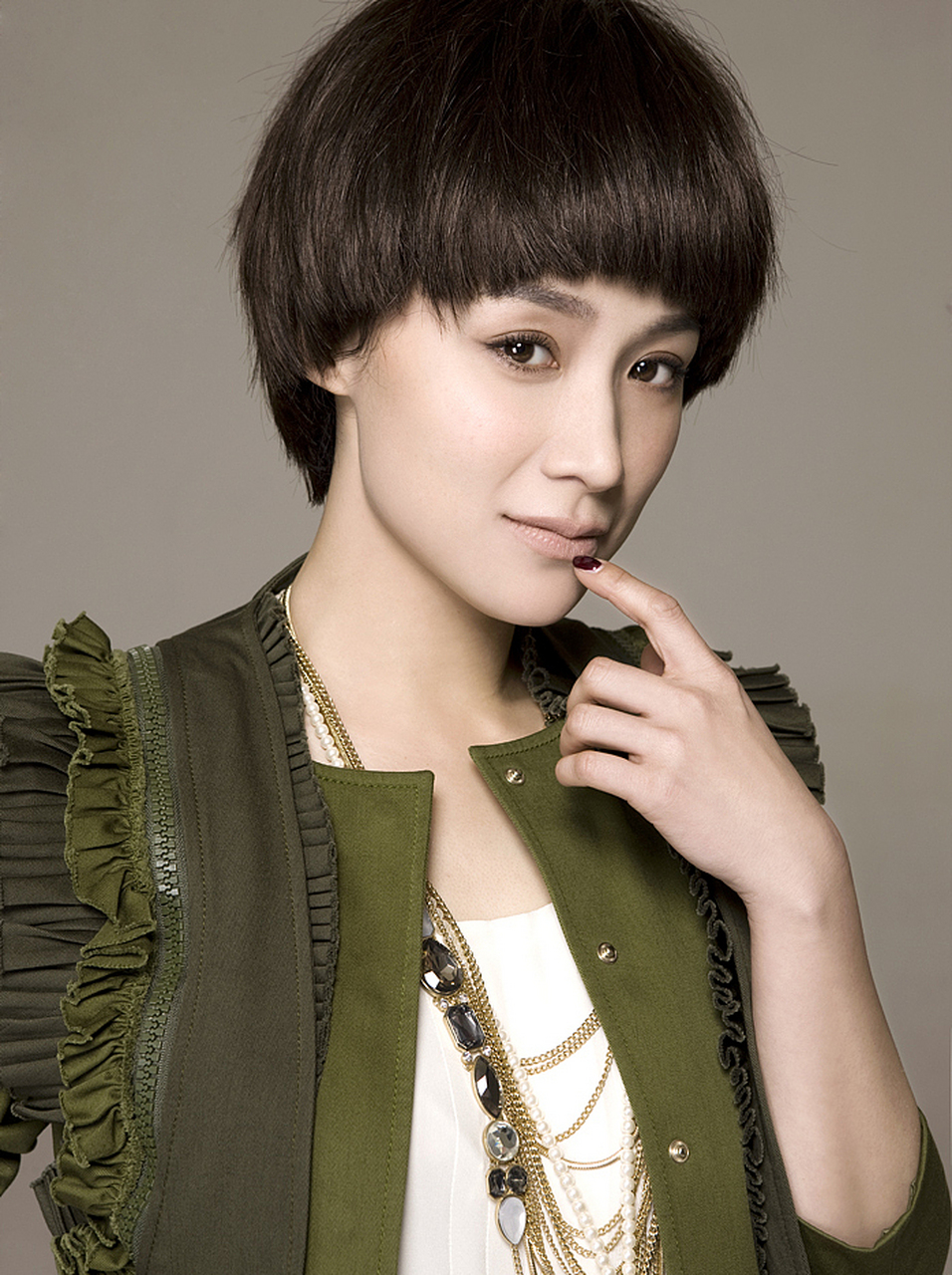 姚芊羽晒健身照,抹胸瑜伽服腰带抢眼,腹部纤细身材吸睛