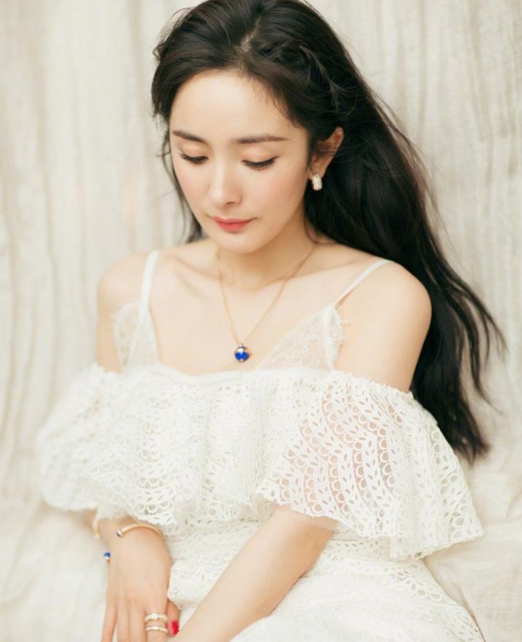 杨幂:白色吊带裙,大秀锁骨展现少妇的轻熟女魅力