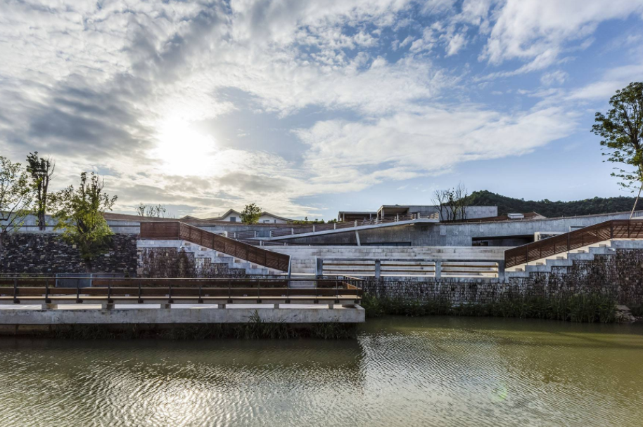 它出自建筑设计师王澍之手,依山傍水,建筑构造充满了创意