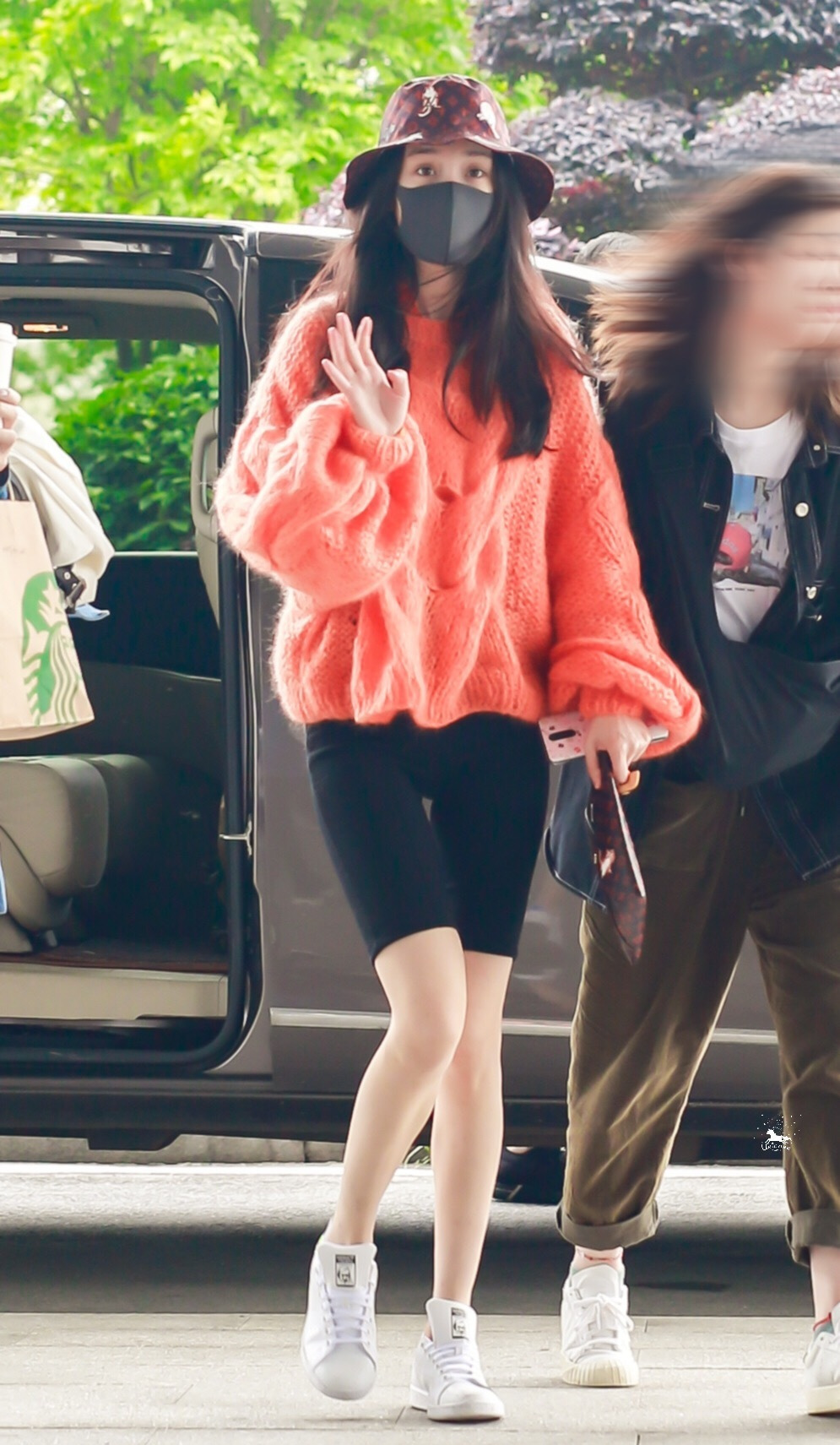 杨幂又穿"无痕裤",搭配樱花粉外套秒回18岁,却被脚上鞋子抢镜