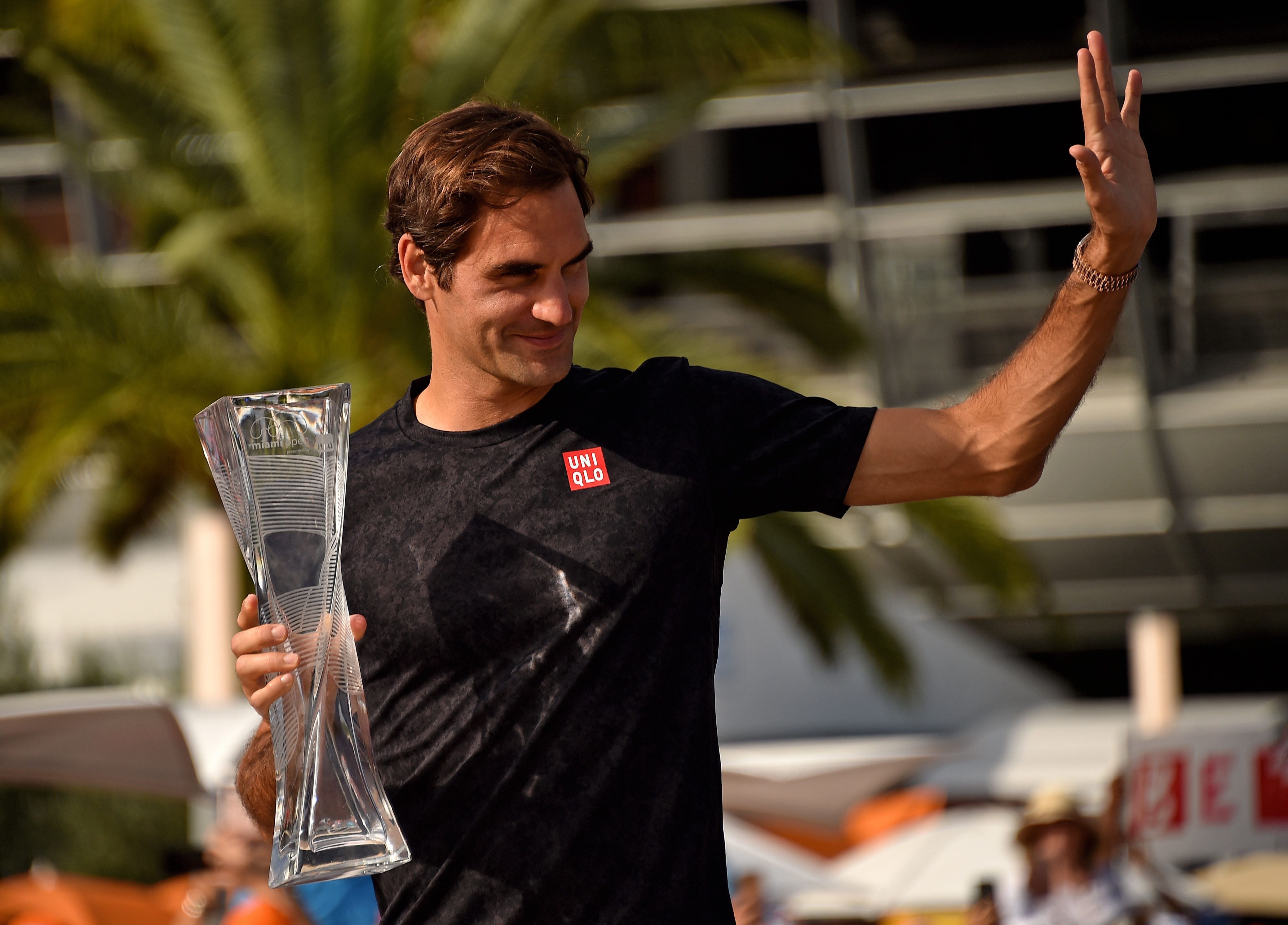 网球——迈阿密公开赛:费德勒展示男单冠军奖杯