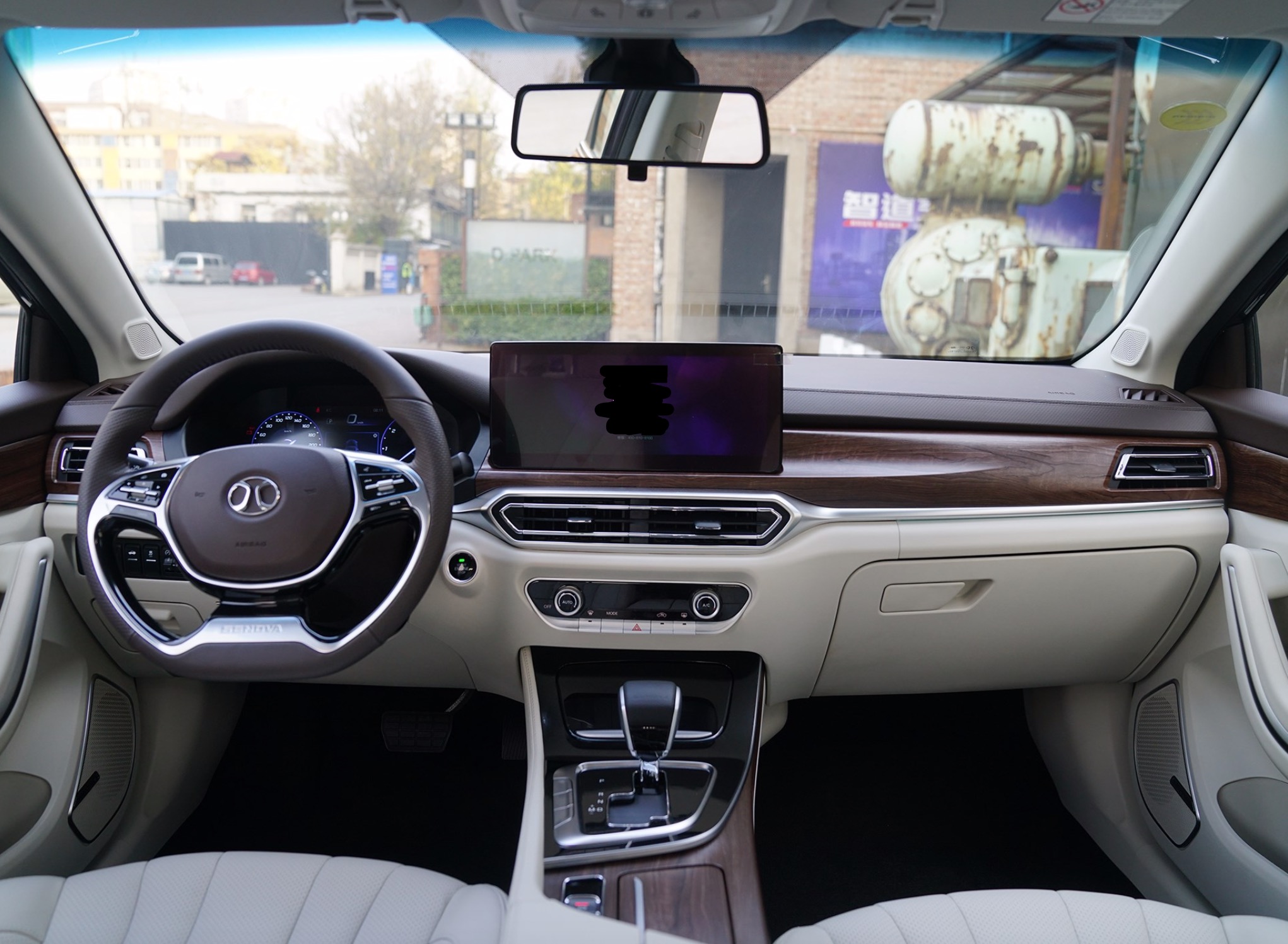 北汽爆发了,新车气派不输奔驰,配高科技内饰,9万开出30万档次