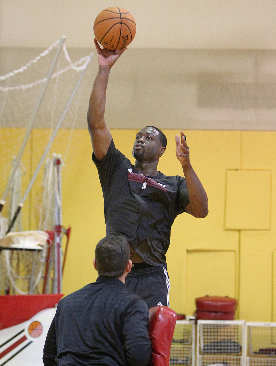 随着湖人队战略调整,老将球员如霍华德面临离队的可能,而他与篮网的