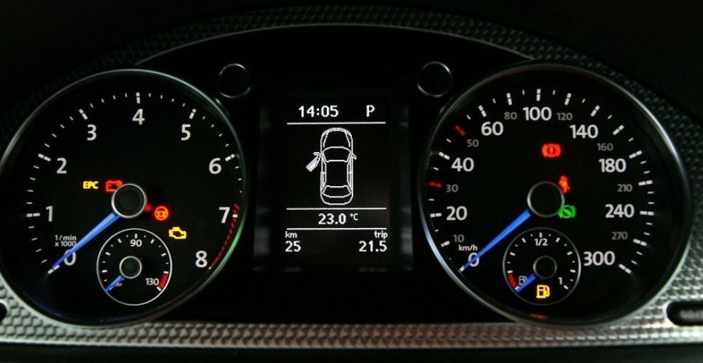 大众 r36仪表盘造型好看动感十足感觉很犀利,突显出了一些运动感,仪表