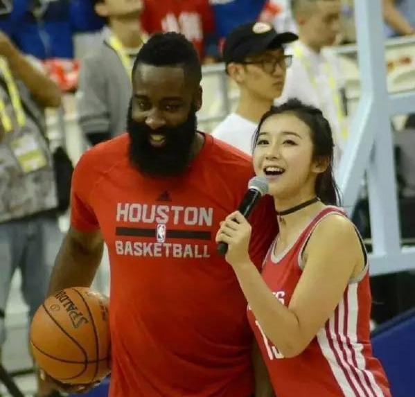 "中国版卡戴珊"张曼源真空游泳,火爆身材惊呆网友